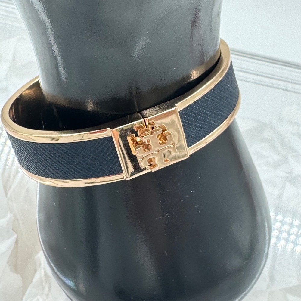 Tory Burch Kira Enameled Bangle Bracelet Navy Gold Logo Hinge Clasp 6.5 Inch - Picture 1 of 3
